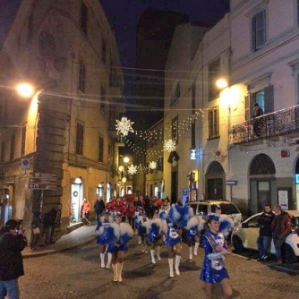 Babbo Natale, elfi e majorettes a piazza della Rocca