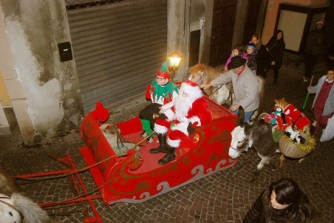 Babbo Natale, elfi e majorettes a piazza della Rocca