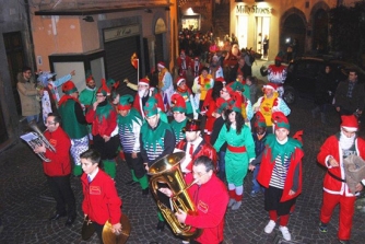 Babbo Natale, elfi e majorettes a piazza della Rocca