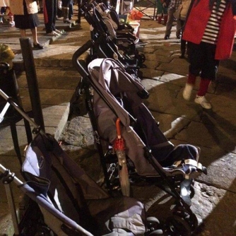 Babbo Natale, elfi e majorettes a piazza della Rocca