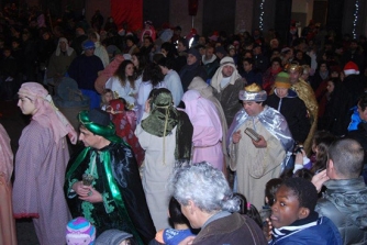 Babbo Natale, elfi e majorettes a piazza della Rocca
