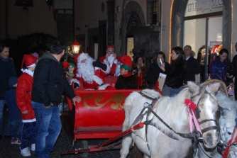 Babbo Natale, elfi e majorettes a piazza della Rocca