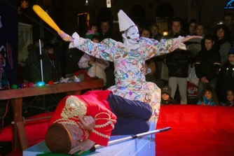Babbo Natale, elfi e majorettes a piazza della Rocca