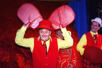 Babbo Natale, elfi e majorettes a piazza della Rocca