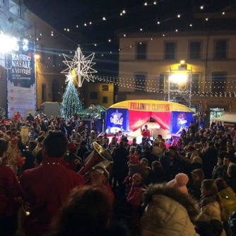 Babbo Natale, elfi e majorettes a piazza della Rocca