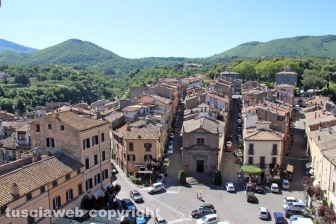 Bagnaia e villa Lante dall'alto della torre