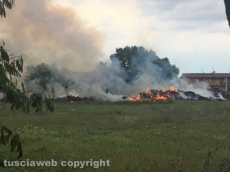 Autocarro in fiamme a Capodimonte