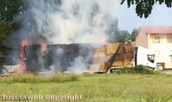 Autocarro in fiamme a Capodimonte