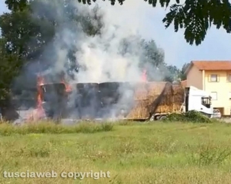 Autocarro in fiamme a Capodimonte