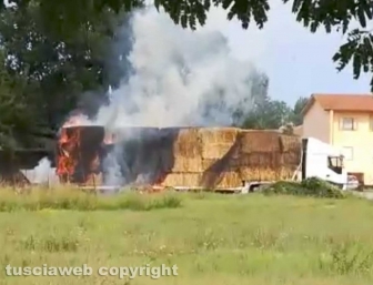 Autocarro in fiamme a Capodimonte