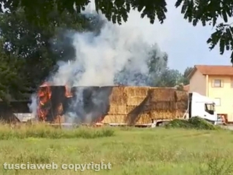 Autocarro in fiamme a Capodimonte