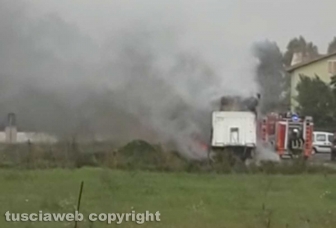 Autocarro in fiamme a Capodimonte