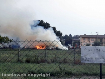 Autocarro in fiamme a Capodimonte