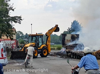 Autocarro in fiamme a Capodimonte