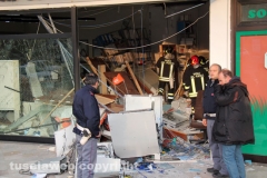 Vigili del fuoco e polizia alla filiale Carivit