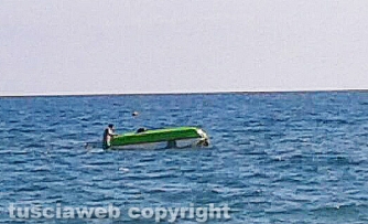 Barca si ribalta, salvato gruppo di ragazzi