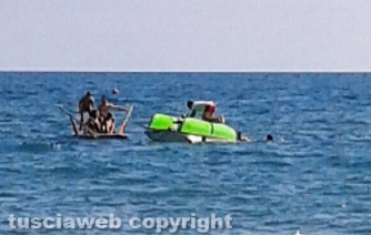 Barca si ribalta, salvato gruppo di ragazzi