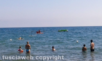 Barca si ribalta, salvato gruppo di ragazzi