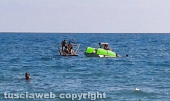 Barca si ribalta, salvato gruppo di ragazzi