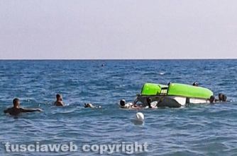 Barca si ribalta, salvato gruppo di ragazzi