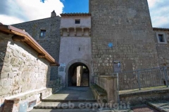 Bassano in Teverina - Arco sotto la torre dell\'orologio