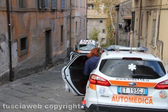 Bimba morta in casa, la polizia in azione