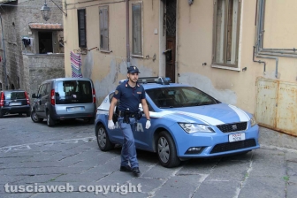 Bimba morta in casa, la polizia in azione