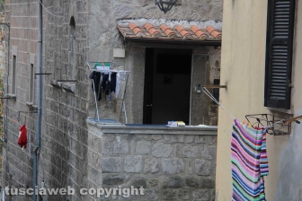 Bimba morta in casa, la polizia in azione