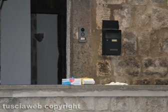 Bimba morta in casa, la polizia in azione