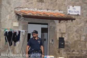 Bimba morta in casa, la polizia in azione