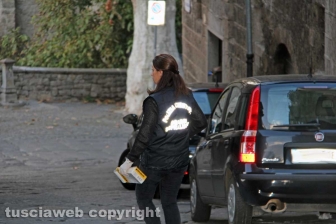 Bimba morta in casa, la polizia in azione