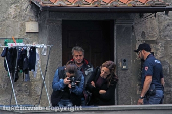 Bimba morta in casa, la polizia in azione