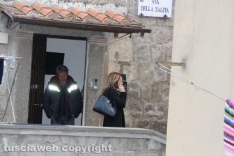 Bimba morta in casa, la polizia in azione