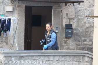 Bimba morta in casa, la polizia in azione