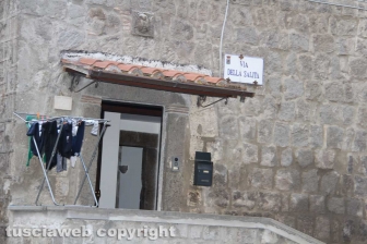 Bimba morta in casa, la polizia in azione