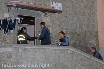Bimba morta in casa, la polizia in azione