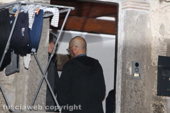 Bimba morta in casa, la polizia in azione