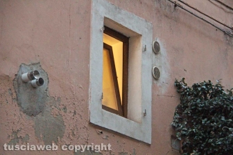 Bimba morta in casa, la polizia in azione