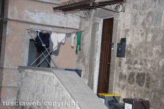 Bimba morta in casa, la polizia in azione