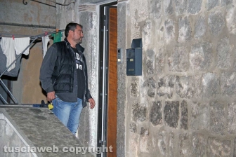 Bimba morta in casa, la polizia in azione