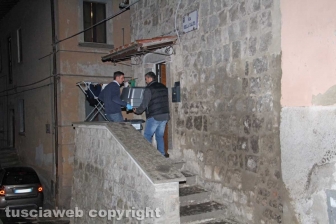 Bimba morta in casa, la polizia in azione