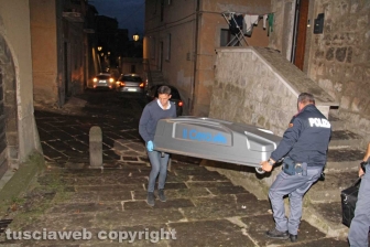 Bimba morta in casa, la polizia in azione
