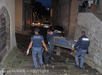 Bimba morta in casa, la polizia in azione