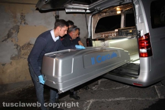 Bimba morta in casa, la polizia in azione