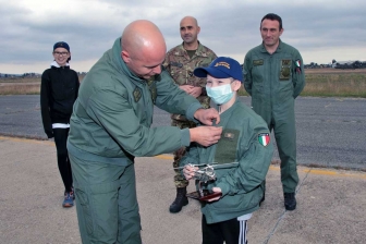 Bimbo malato di leucemia vola con un elicottero dell'esercito di Viterbo