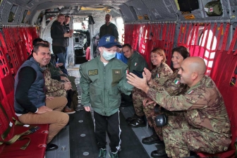 Bimbo malato di leucemia vola con un elicottero dell'esercito di Viterbo