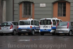 La polizia locale porta via scatoloni di documenti dal comune
