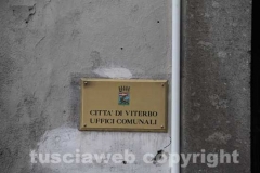La polizia locale porta via scatoloni di documenti dal comune
