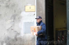 La polizia locale porta via scatoloni di documenti dal comune