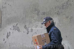 La polizia locale porta via scatoloni di documenti dal comune